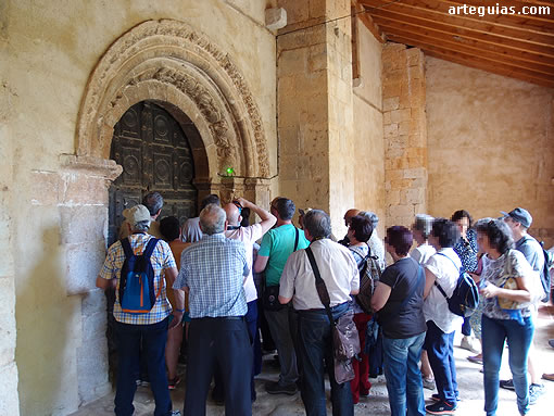 La portada de la iglesia de Villasayas está repleta de escultura