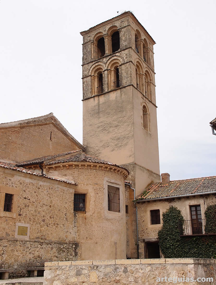 Pasamos junto a la iglesia románica de San Juan de Pedraza, Segovia