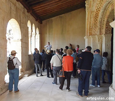 Explicaciones sobre los capiteles de la galería porticada
