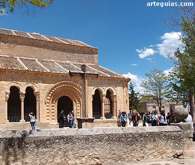 En el atrio de la iglesia de San Pedro de Gaíllos