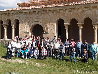 Foto de familia frente a la Ermita de la Virgen de las Vegas