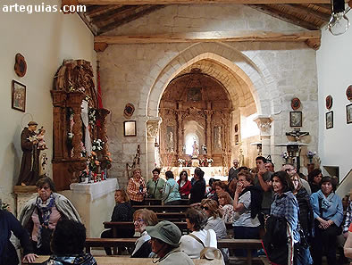En el interior de su iglesia