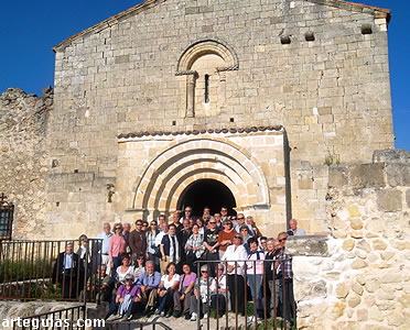 El grupo posando ante la Ermita de San Frutos