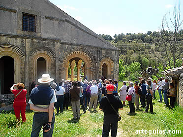 Analizando la puerta occiental de la galería de la Ermita de El Arenal