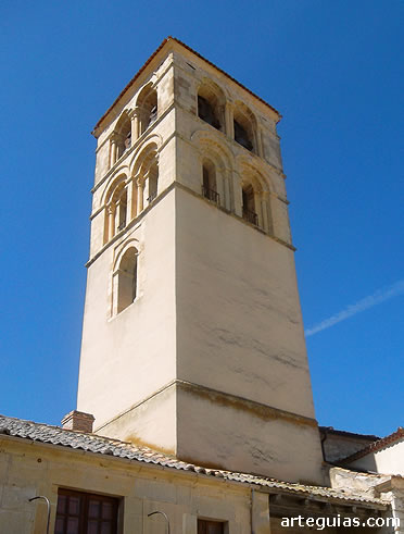 La torre románica de San Juan preside la villa de Pedraza