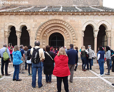 Frente a la galería porticada de San Pedro de Gaíllos
