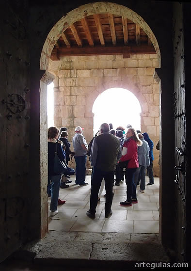Nuestros acompañantes disfrutando de la belleza de esta ermita y su pórtico románico