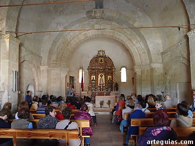 Explicaciones en el interior de la ermita de San Frutos, antiguo priorato benedictino