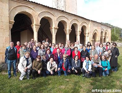 Foto de grupo junto a la galería de la Ermita del San Juan Bautista del Arenal de Requijada