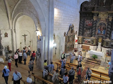 Ecléctico interior -románico y gótico- de la iglesia de Villovela de Esgueva