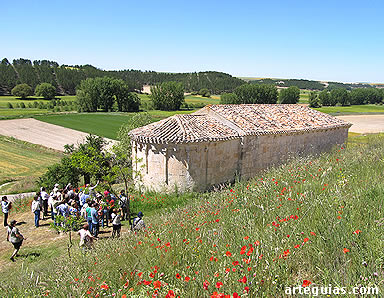 Uno de los grandes alicientes de esta ermita es el lugar donde se encuentra y los paisajes que se divisan
