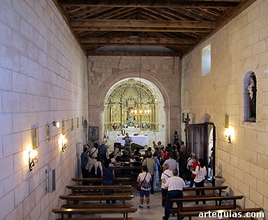 Explicaciones en el interior de la iglesia de Oquillas