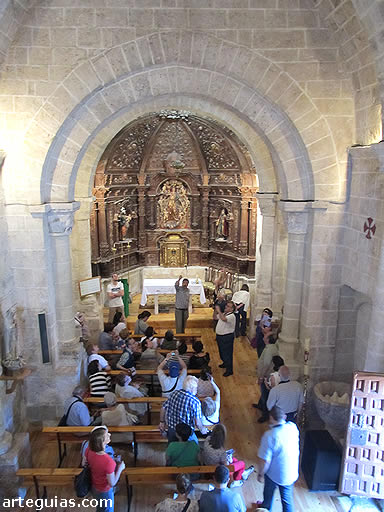 Admirando la preciosa iglesia de Pinillos de Esgueva