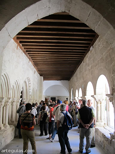 Visitando el claustro y la sala capitular del monasterio