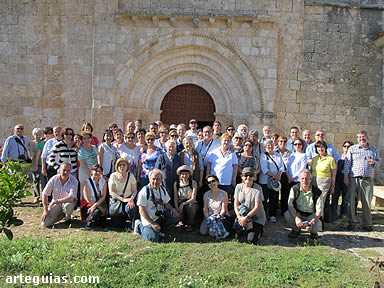 EL grupo posando ante la iglesia de Pinillos de Esgueva