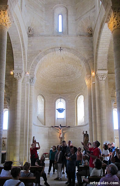 En el interior de la iglesia de Frómista