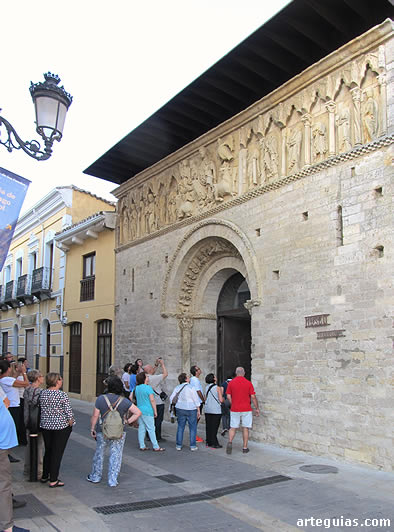 Ante la fachada de la célebre iglesia de Santiago de Carrión de los Condes
