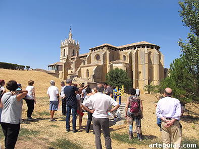 Desde la ladera del costado sur pudimos comprobar la enormidad de esta iglesia que má bien parece una catedral