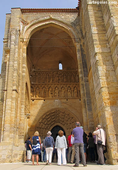 Ante la fachada de la iglesia de Santa María la Blanca de Villalcázar de Sirga