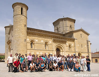 El grupo posando ante la perfecta iglesia de San Martín de Frómista