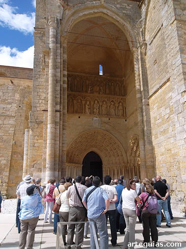 Ante la fachada sur de Santa María de Villasirga