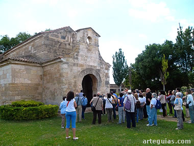 Momento de la visita a la iglesia de San Juan de Baños, del siglo VII
