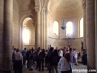Apreciando la calidad arquitectónica del interior de San Martín de Frómista