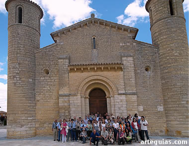 Posando ante la fachada occidental de esta soberbia iglesia