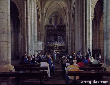 Explicaciones en el interior del templo de Villasirga
