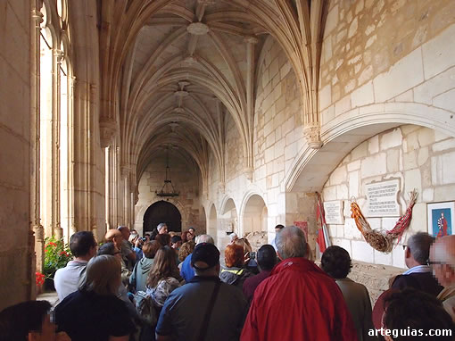En Covarrubias: claustro de la colegiata