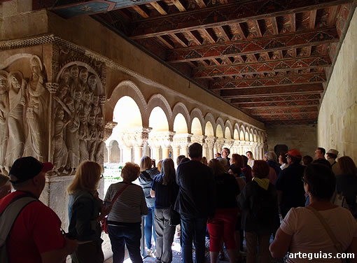 Explicaciones en el impresionante claustro de Silos