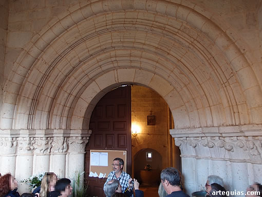 Arlanz&oacute;n: portda de la iglesia