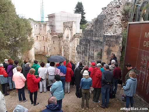 Ante las ruinas de las monumentales ruinas