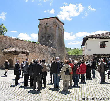 En el corazón de la villa de Covarrubias, junto al torreón altomedieval de Doña Urraca