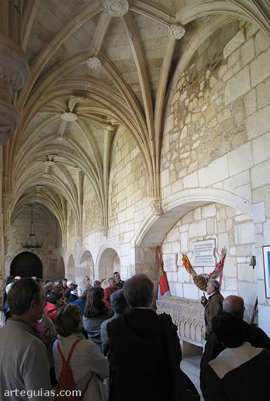Explicaciones del párroco de Covarrubias en el claustro de la Colegiata