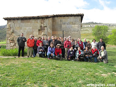 Imagen del grupo posando ante la iglesia visigótica de Santa María de Quintanilla de las Viñas, al final del recorrido