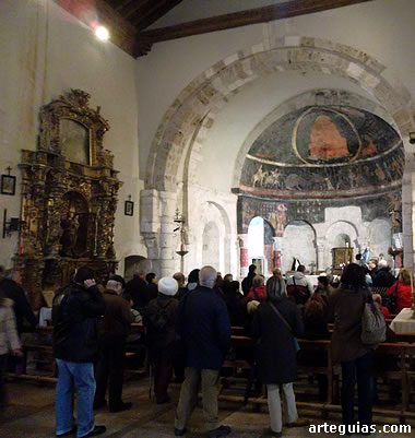 Observando las pinturas murales de la iglesia de Santa Marina