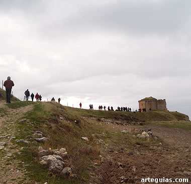 El grupo alcanzando la Ermita de San Miguel en Sacramenia