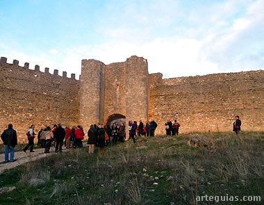 La final de la tarde la pasamos ante la puerta de la muralla de la villa y los restos de la iglesia de San Martín