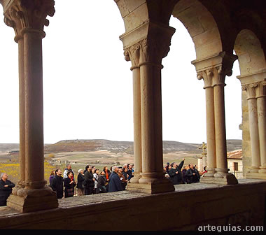Observando cada detalle de la preciosa iglesia de San Miguel de Fuentidueña
