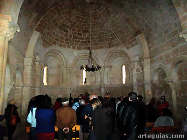 Admirando la delicada arquitectura interior de la ermita