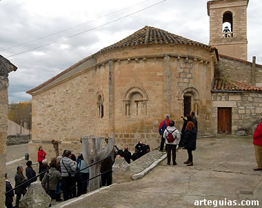 Ante la iglesia de San Martín de Sacramenia