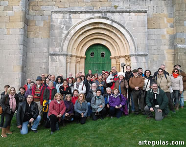 Imagen del grupo ante la iglesia de San Miguel de Fuentidueña