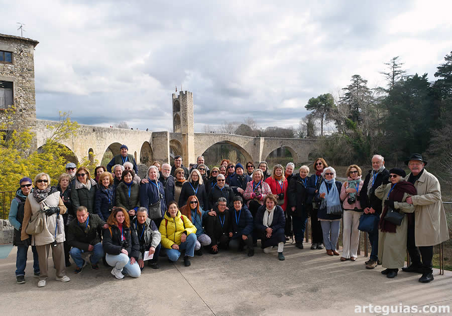 Foto de Familia ante el puente de Besalú