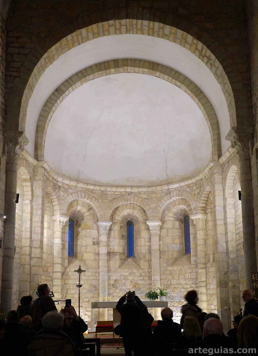 En el interior de Sant Miquel de Fluvià