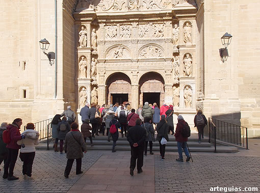 Momento de entrada del grupo en el interior de la iglesia de Santo Tomás de Haro