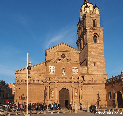 Llegamos a la Catedral de Calahorra al atardecer del sábado