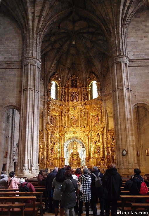 Explicaciones en el interior de Santo Tomás de Haro