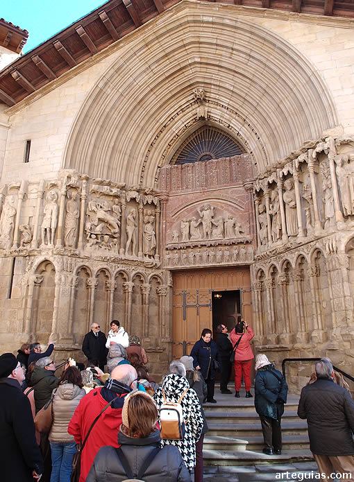 Mañana del domingo: admirando la portada gótica de la iglesia logroñesa de San Bartolomé
