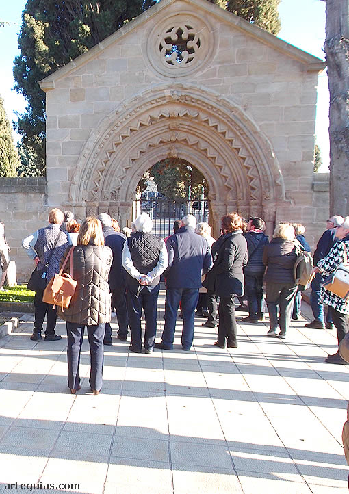 En la puerta del antiguo Hospital de San Juan de Navarrete